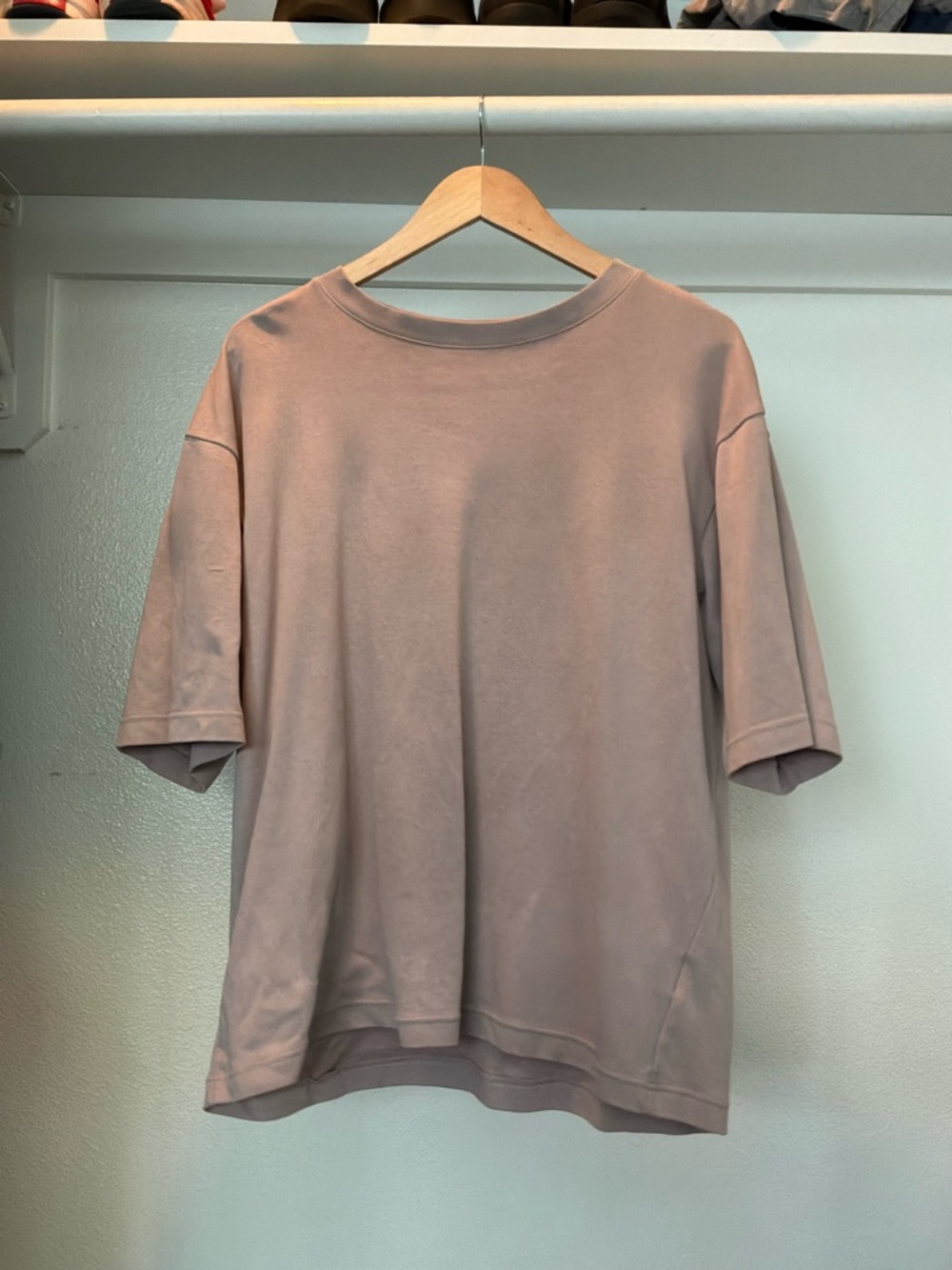 Uniqlo Men's Short Sleeve Tee in Dusty Mauve